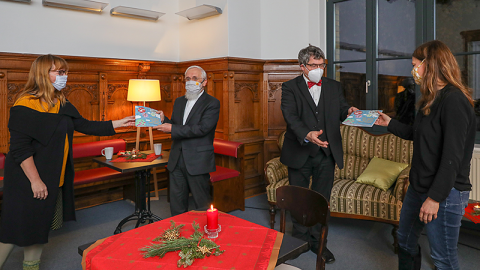 Annette Berger (li.) und Susanne Brandes (re.) überreichen den Bischöfen die Publikation.