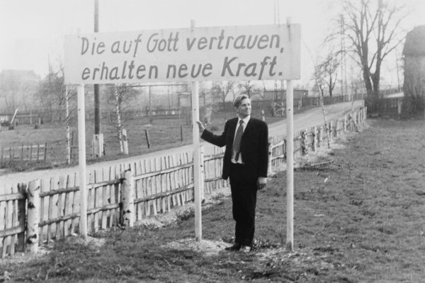 Oskar Brüsewitz mit Transparent