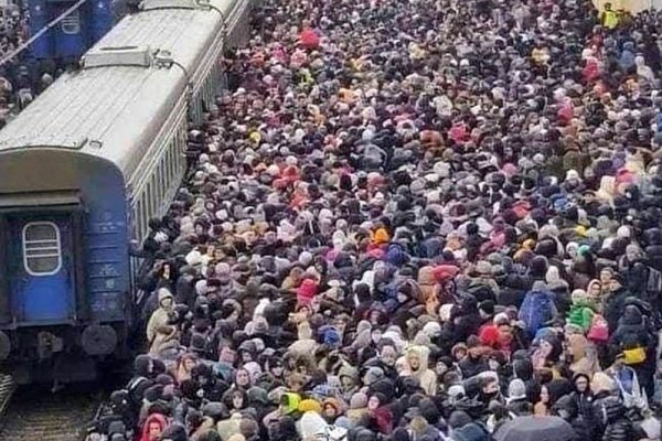 Ukrainische Flüchtlinge am Bahnhof Kiew im Februar 2022