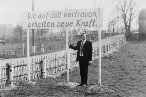 Oskar Brüsewitz mit Transparent