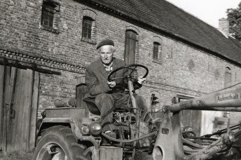 Lothar Kreyssig auf dem Traktor