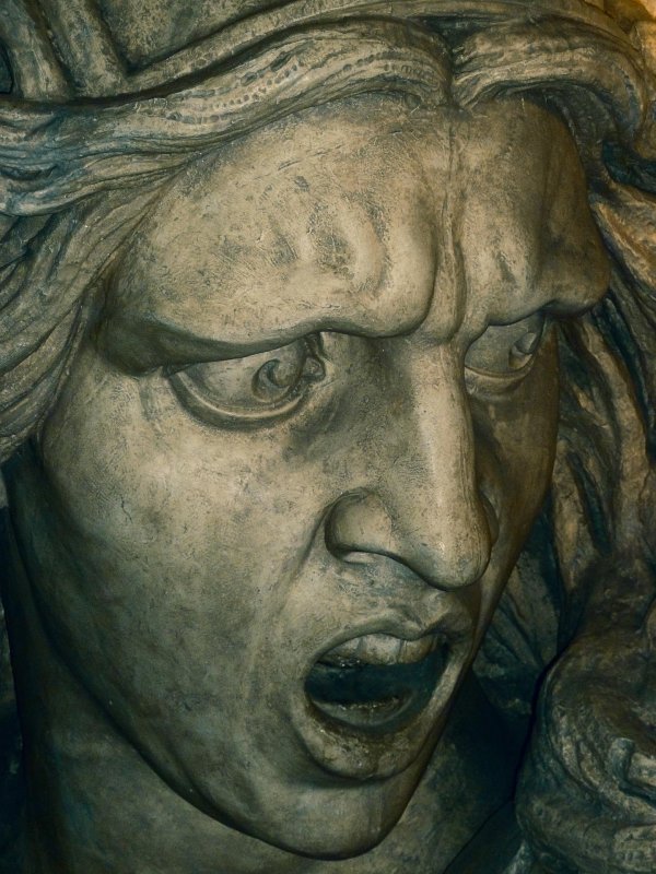 Skulptur Gesicht Hass
