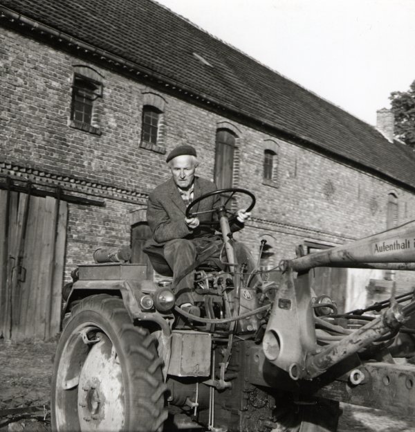 Lothar Kreyssig auf dem Traktor